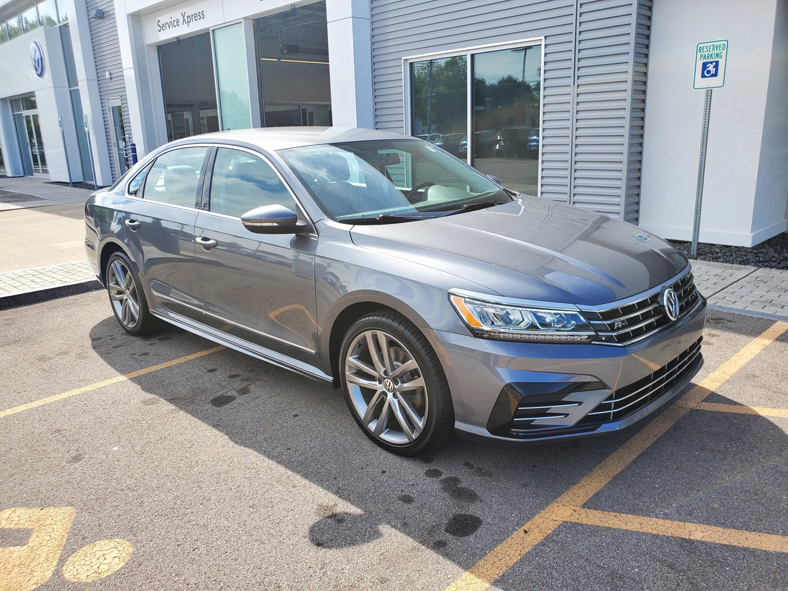 Pre-Owned 2016 Volkswagen Passat 4dr Sdn 1.8T Auto R-Line w/Comfort Pkg ...